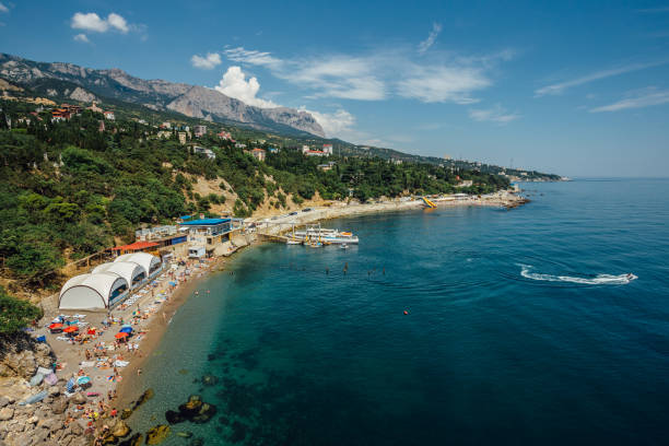 скалистое побережье черного моря в ялтинском районе, крым - чёрное море стоковые фото и изображения