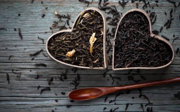 istock Dry black tea and green tea 1132989247