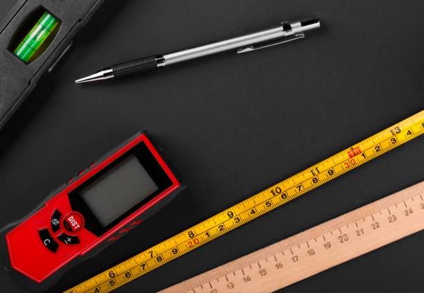 ferramentas de medição e lápis automático no fundo escuro matte - distance measurer - fotografias e filmes do acervo