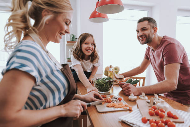 famiglia felice che trascorre del tempo insieme e cucina la cena a casa - healthy eating food vegetable fungus foto e immagini stock