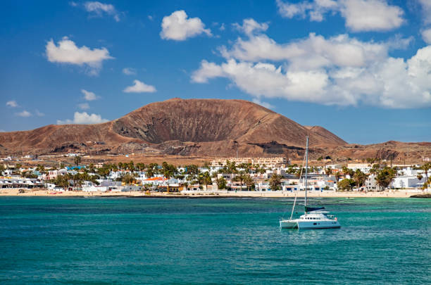 letni widok na miasto corralejo z morza, fuerteventura, wyspy kanaryjskie - public building blue nautical vessel coastline zdjęcia i obrazy z banku zdjęć