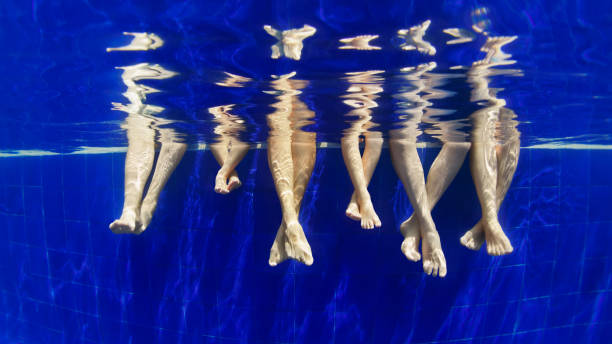 undervattens foto av nakna fötter i poolen - baby swim under water bildbanksfoton och bilder