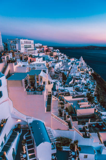 vista aérea de la noche chill sobre oia, santorini, grecia - travel locations cyclades islands santorini vertical fotografías e imágenes de stock