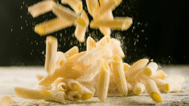 penne rigate fresche con farina sul tavolo della cucina - gold carbohydrate food food and drink foto e immagini stock