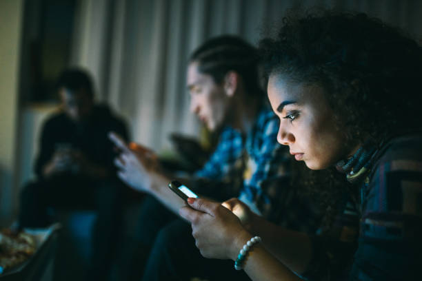 grupo multiétnico de amigos que utilizan teléfonos inteligentes - african descent addiction african ethnicity rudeness fotografías e imágenes de stock