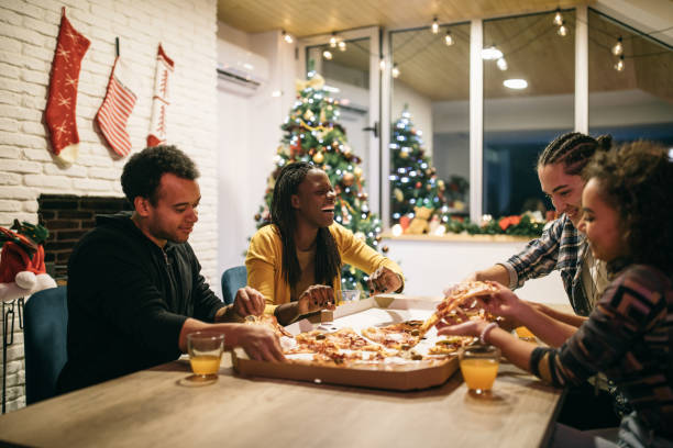 mehrethnische gruppe von freunden, die gemeinsam pizza genießen - couple young adult african descent multi ethnic group stock-fotos und bilder