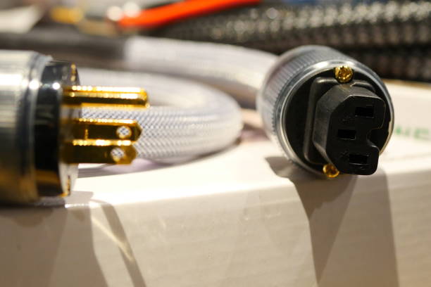 cavo elettrico con spina e presa scollegata - electric plug connection separation power cable foto e immagini stock