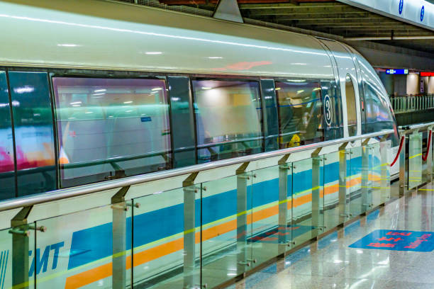 trem de maglev estacionado na estação - transrapid international - fotografias e filmes do acervo