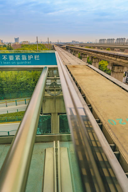 estrada de ferro vazia da linha do metro de maglev, shanghai - transrapid international - fotografias e filmes do acervo