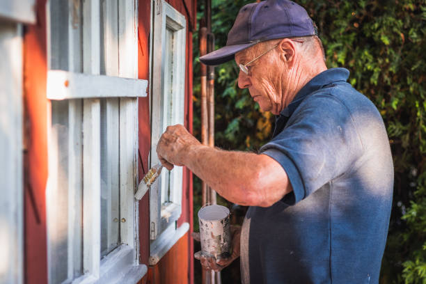 frame de indicador ativo da pintura do homem sênior da cabine de madeira. improvemnet casa. - house painter painting paint men - fotografias e filmes do acervo