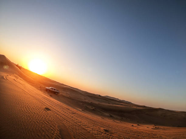 safari dans le désert avec des voitures 4x4 - 4x4 desert sports utility vehicle dubai photos et images de collection