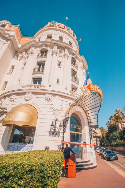 nicea, prowansja / francja - 29 września 2018: doormen przy wejściu do hotelu negresco - city of nice restaurant france french riviera zdjęcia i obrazy z banku zdjęć