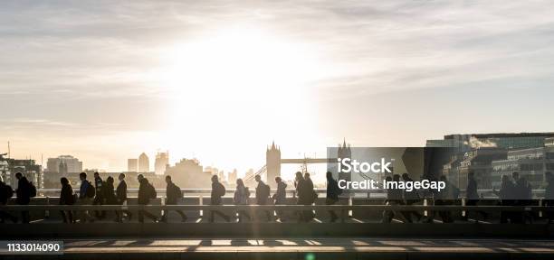 Forenzen In Londen Lopen Over London Bridge Stockfoto en meer beelden van Forens - Forens, Londen - Engeland, Spitsperiode
