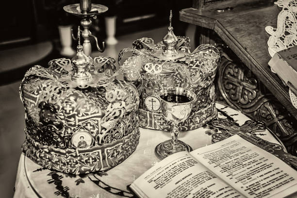 accessoires eines priesters für eine kirchliche hochzeit mit kronen - roman past priest altar stock-fotos und bilder