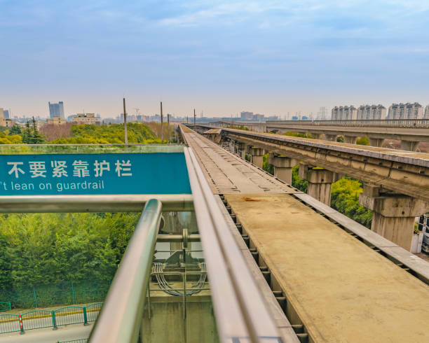 leere eisenbahn der maglev-metro maglev, shanghai - transrapid international stock-fotos und bilder