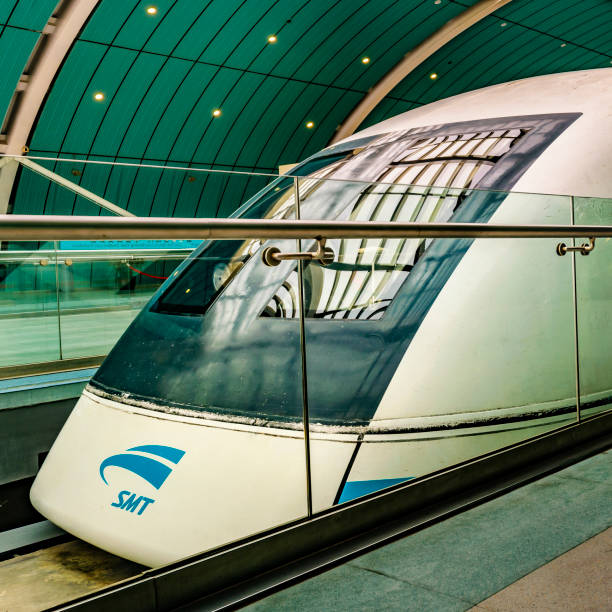 trem de maglev estacionado na estação - transrapid international - fotografias e filmes do acervo