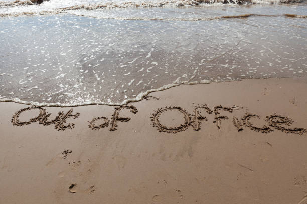 fuera de la oficina escrito en la arena en una playa. - eventos sociales despues del trabajo fotografías e imágenes de stock