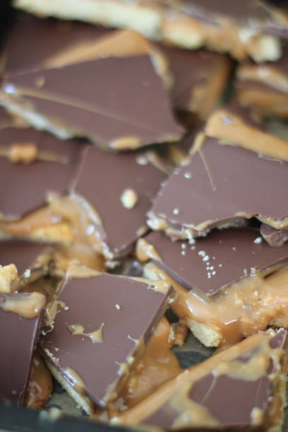 smashed millionäre biskuitplätze - shortbread caramel chocolate candy biscuit stock-fotos und bilder