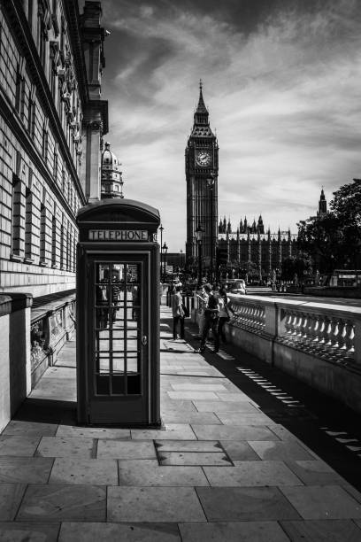 piękne zdjęcie typowej brytyjskiej budki telefonicznej na chodniku ze słynną elizabeth tower (big ben) w londynie, wielka brytania, w tle - capital cities pay phone city cityscape zdjęcia i obrazy z banku zdjęć