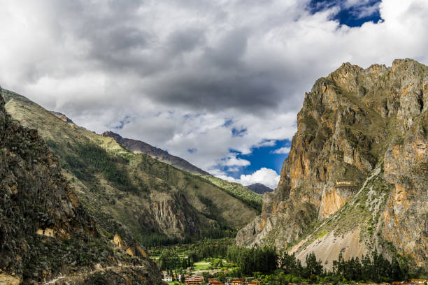 stretta gola nelle ande - block the americas mountain peak plateau foto e immagini stock