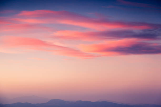 bellissimo sfondo naturale. tramonto colorato. - god light sunbeam jesus christ foto e immagini stock