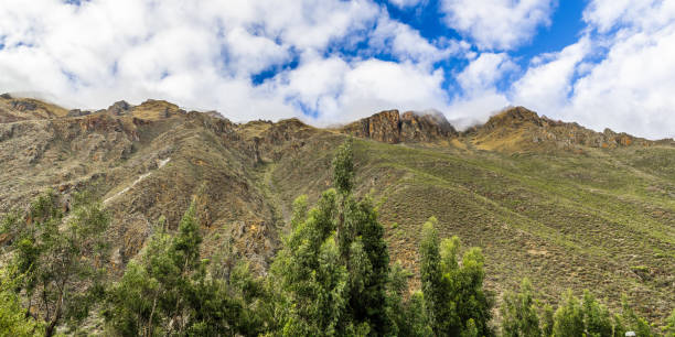 nuvens sobre a escala de montanha nos andes - block the americas mountain peak plateau - fotografias e filmes do acervo