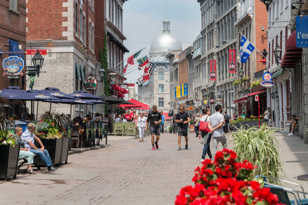 turyści spacerujący po st paul street i zwiedzanie starego montrealu w lecie. - vieux montréal zdjęcia i obrazy z banku zdjęć