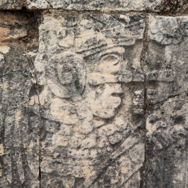 detail der bas-relief geschnitzte figuren in den stein am fuße der großen ball-hof-wände auf dem gelände der maya-ruinen von chichen itza - the great court stock-fotos und bilder