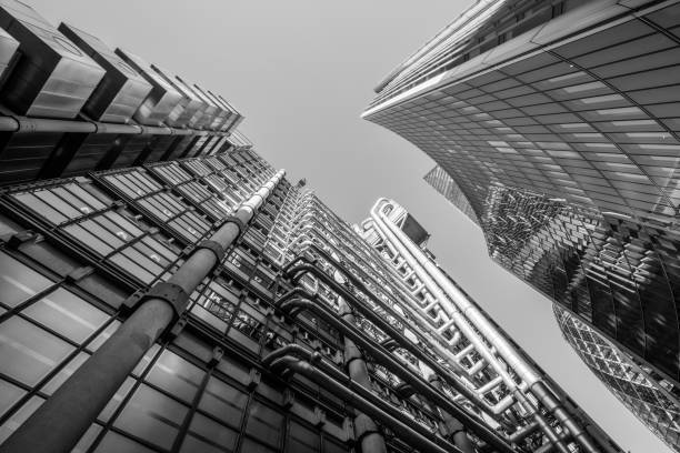 grand angle faible des immeubles d'affaires dans le district financier de london city-image en stock - london england financial district england long exposure photos et images de collection