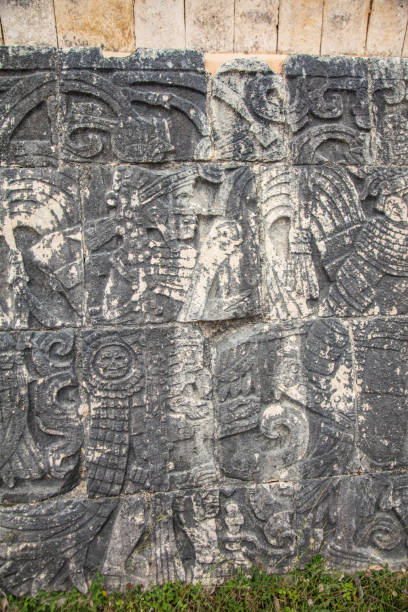 деталь барельефа резные фигуры в камне у основания стен большого бала суда на основании руин майя чичен-ица - the great court �стоковые фото и изображения