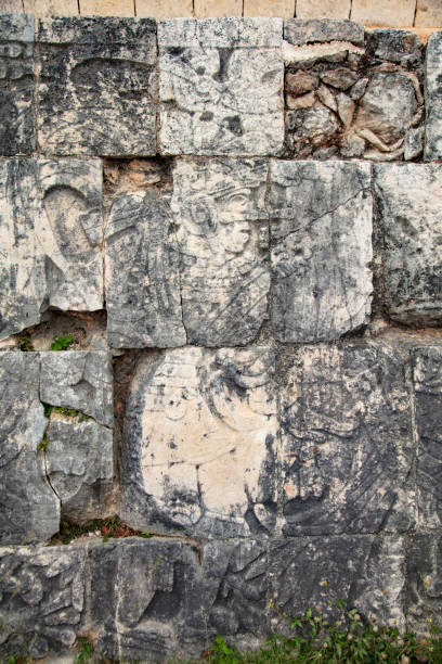 detail der bas-relief geschnitzte figuren in den stein am fuße der großen ball-hof-wände auf dem gelände der maya-ruinen von chichen itza - the great court stock-fotos und bilder