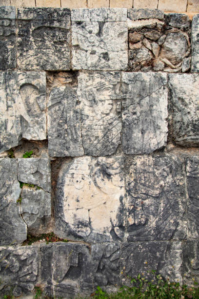деталь барельефа резные фигуры в камне у основания стен большого бала суда на основании руин майя чичен-ица - the great court стоковые фото и изображения