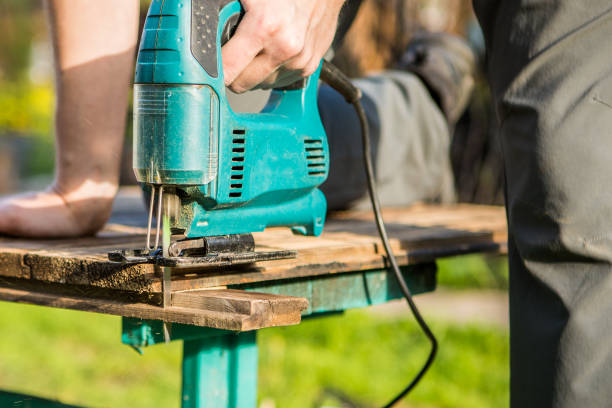 istock Employee working with electric jigsaw 1133051555