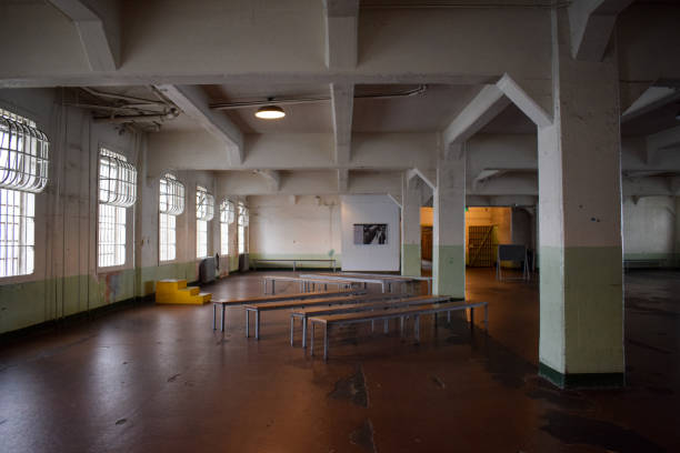인사이드 알 카트 라 즈 교도소 식당, 카페테리아 - alcatraz prison 뉴스 사진 이미지