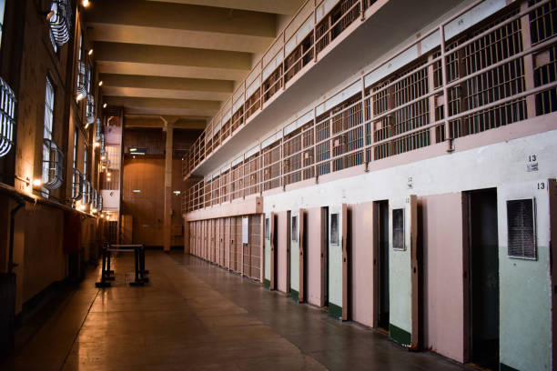 à l'intérieur de la cellule d-block d'alcatraz, isolement - island prison photos et images de collection