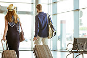 blick-auf-ehepaar-das-gemeinsam-am-flughafen-spaziert.jpg?b=1&s=170x170&k=20&c=X8YxOBWkQtILwd83Djeu96qSCBTMyjiGW1yPnVnAMI8=