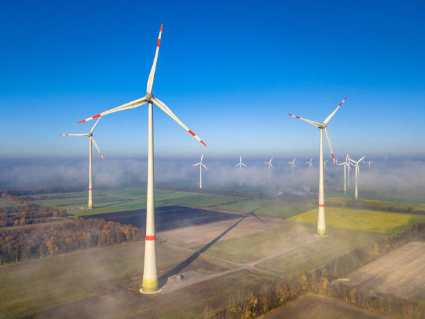 vista aérea de turbinas de vento - landscape alternative energy scenics farm - fotografias e filmes do acervo