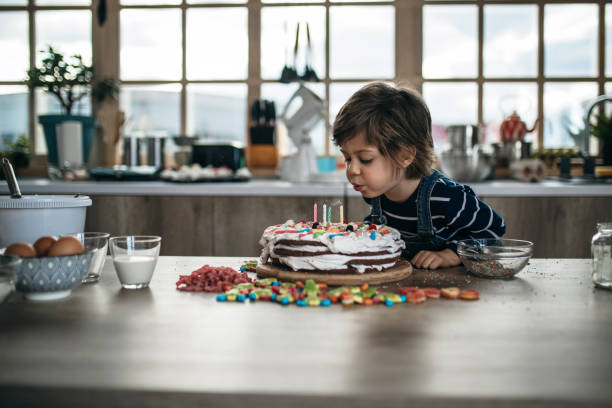 soplando velas de cumpleaños - cake birthday domestic kitchen child fotografías e imágenes de stock
