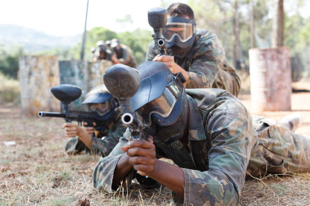 retrato al aire libre del equipo de paintball - extremal fotografías e imágenes de stock