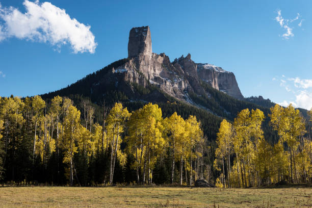 chimney rock y courthouse mountain se encuentra sobre una arboleda de álamo a lo largo de owl creek pass road. - uncompahgre national forest fotografías e imágenes de stock