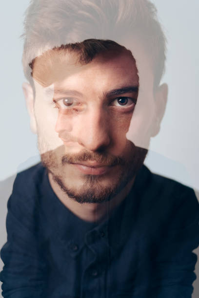 retrato de doble exposición de un joven hombre mirando a la cámara en el estudio. autorretrato de exposición múltiple - multiple exposure fotografías e imágenes de stock