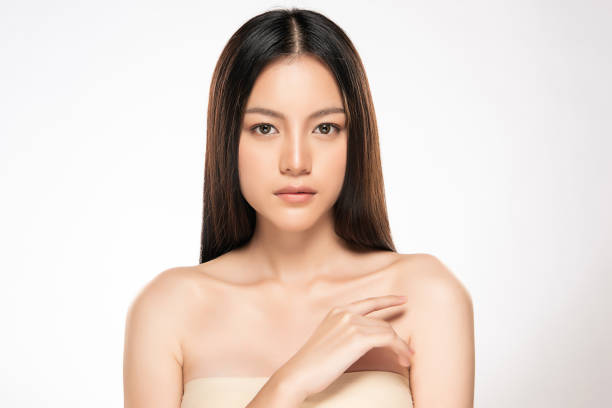 красивая молодая женщина с чистой свежей кожей - making human hair human face cosmetics стоковые фото и изображения