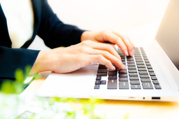 imagen de primer plano de las manos de una mujer de negocios trabajando y escribiendo en el teclado del ordenador portátil - empleado de archivo fotografías e imágenes de stock