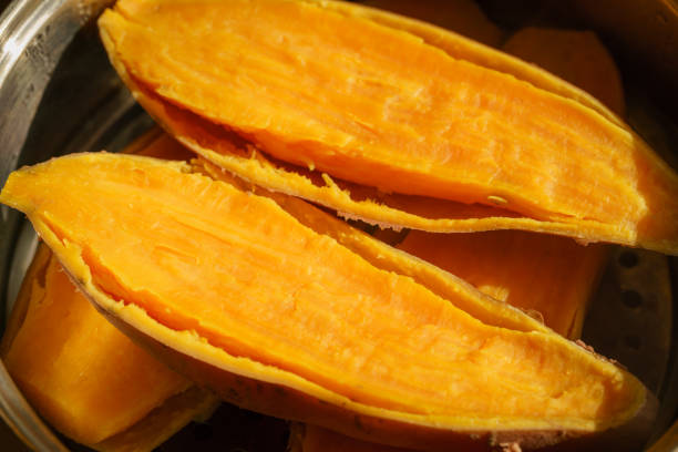 Steamed sweet potato Steamed sweet potato 手 stock pictures, royalty-free photos & images