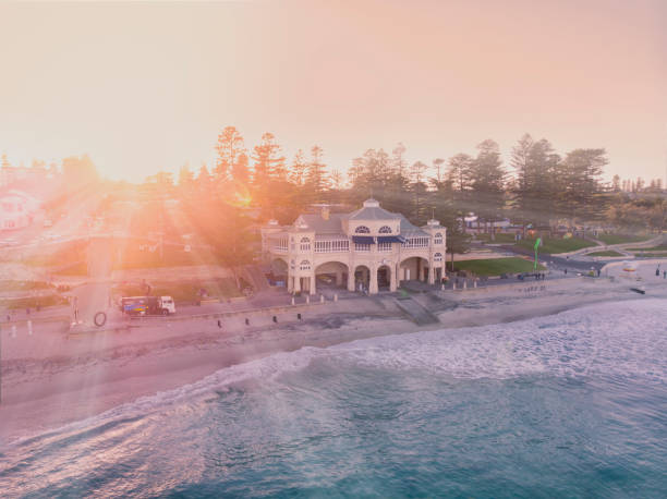 piękne promienie słoneczne rano w cottesloe beach, perth, australia zachodnia! - beach sunrise waterbreak sea zdjęcia i obrazy z banku zdjęć