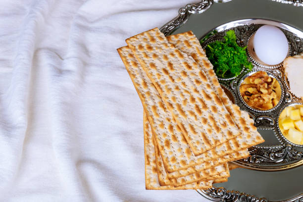 passover matzoh judío pan de fiesta sobre mesa de madera. - passover seder matzo judaism fotografías e imágenes de stock