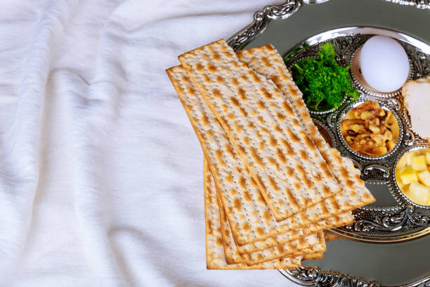 유월 절 나무 테이블 위에 유대인 휴일 빵. - passover seder wine matzo 뉴스 사진 이미지