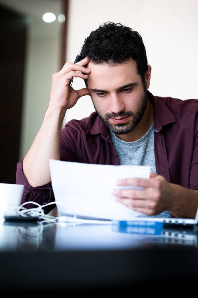 muž dělá účetnictví doma - dluh finance fotky - stock snímky, obrázky a fotky