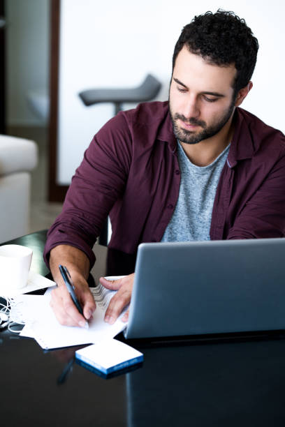 muž, který dělá účetnictví doma - dluh finance fotky - stock snímky, obrázky a fotky