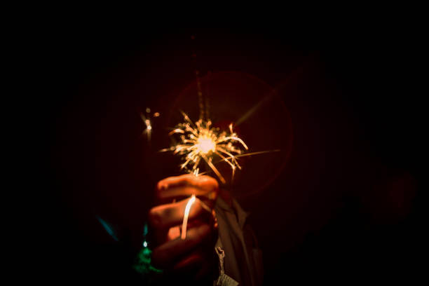 menschen halten feuerwerk in feiern. - sparkler sparks new years eve human hand stock-fotos und bilder